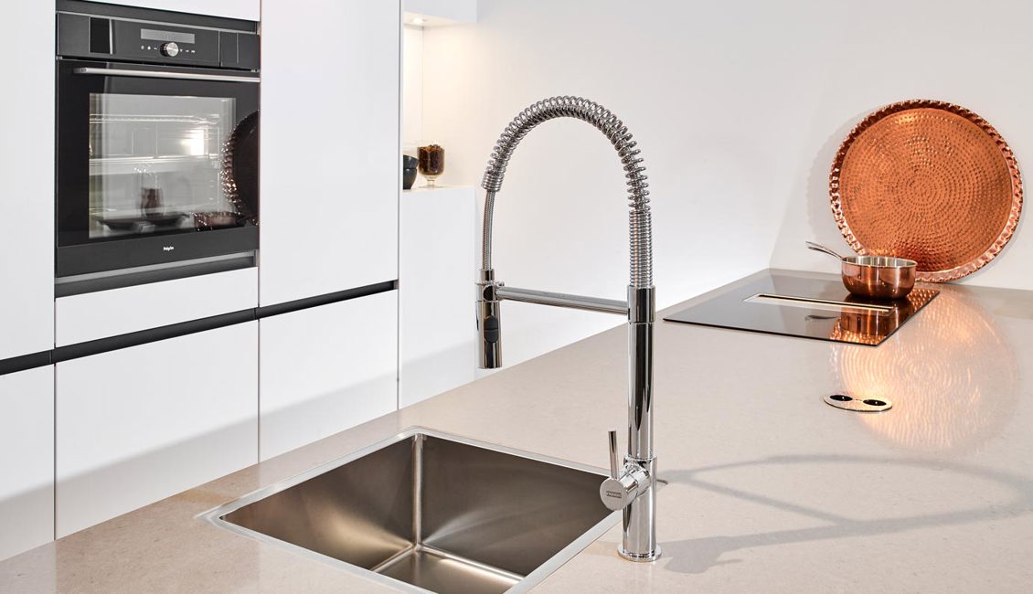 Modern greeploze keuken, kraan met flexibele uitloop