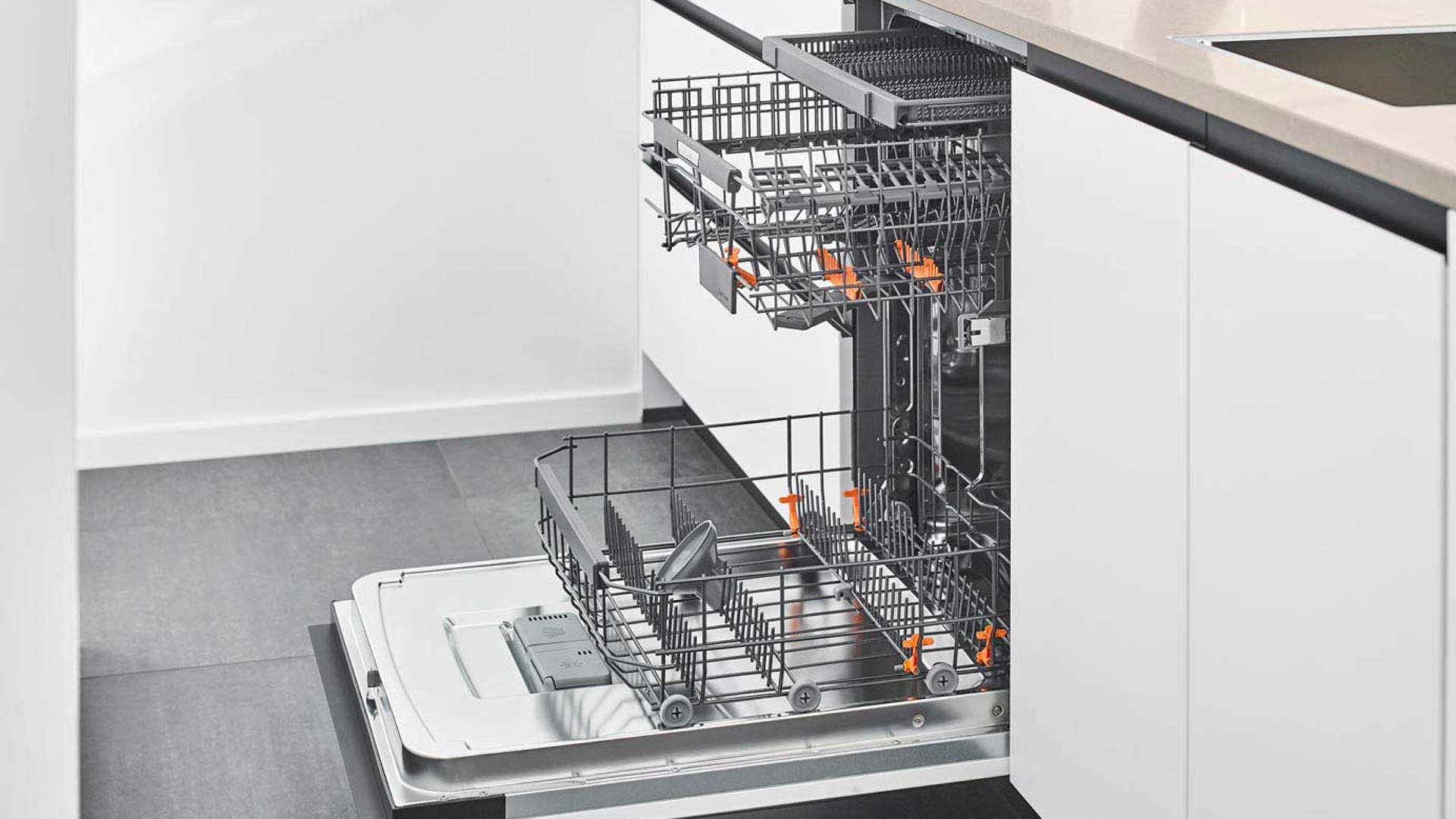 Modern greeploze keuken, vaatwasser in eiland