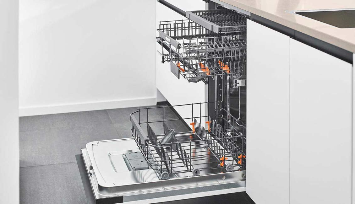Modern greeploze keuken, vaatwasser in eiland