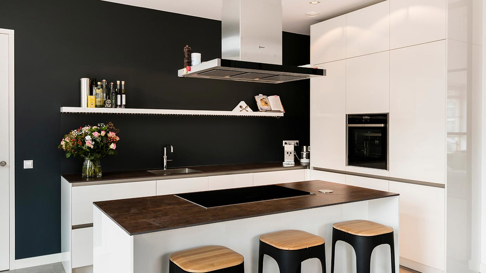 Groene achterwand witte keuken