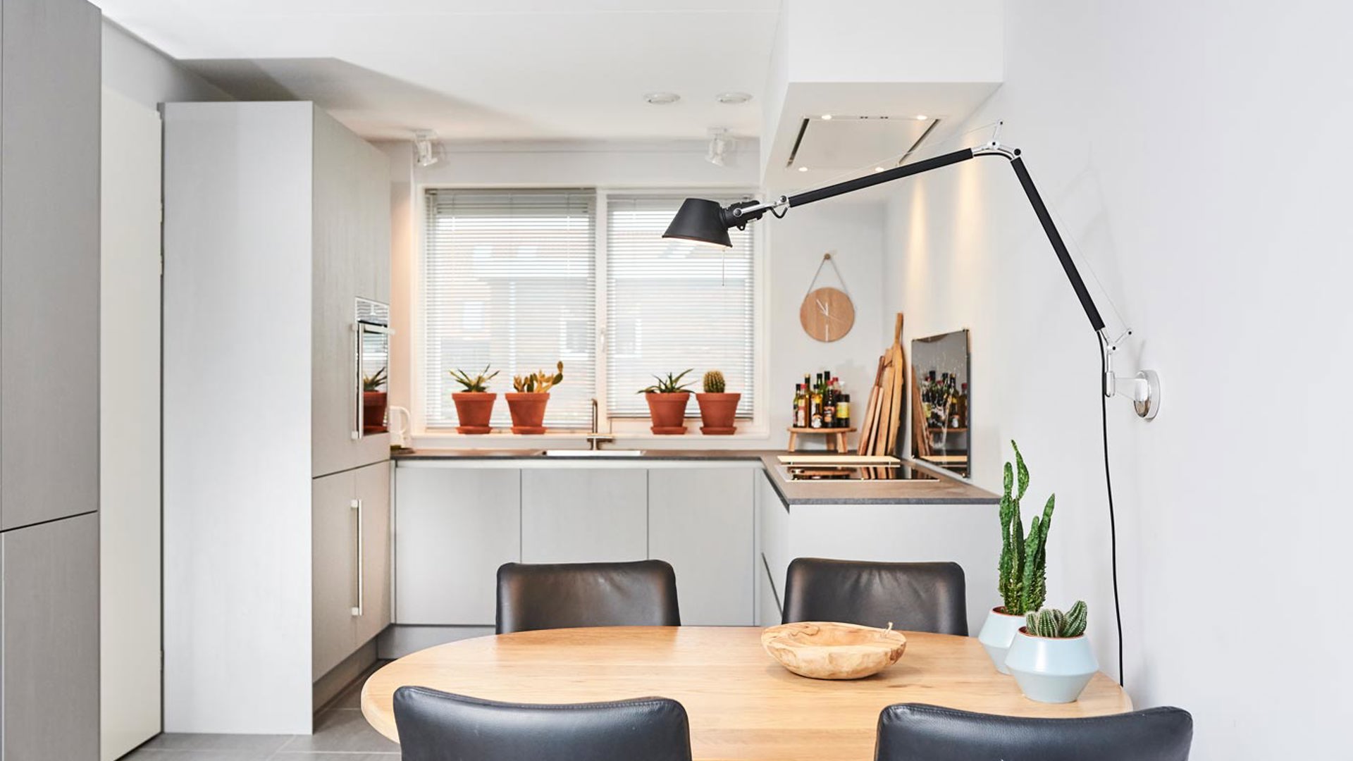 Grijze kleur moderne keuken