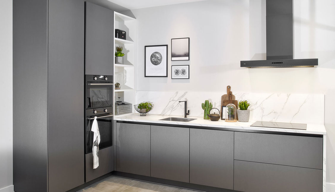 Modern antraciete keuken, hoekopstelling