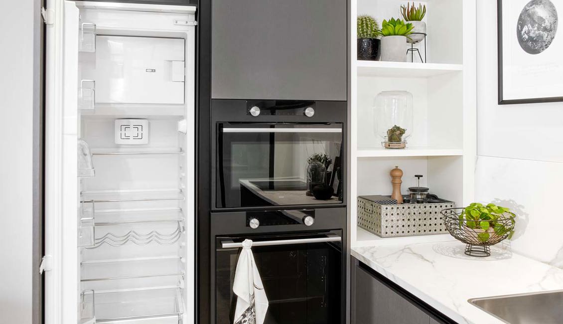 Modern antraciete keuken, apparatuur in hoge kasten