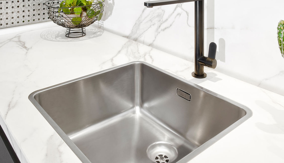 Modern antraciete keuken, enkele spoelbak