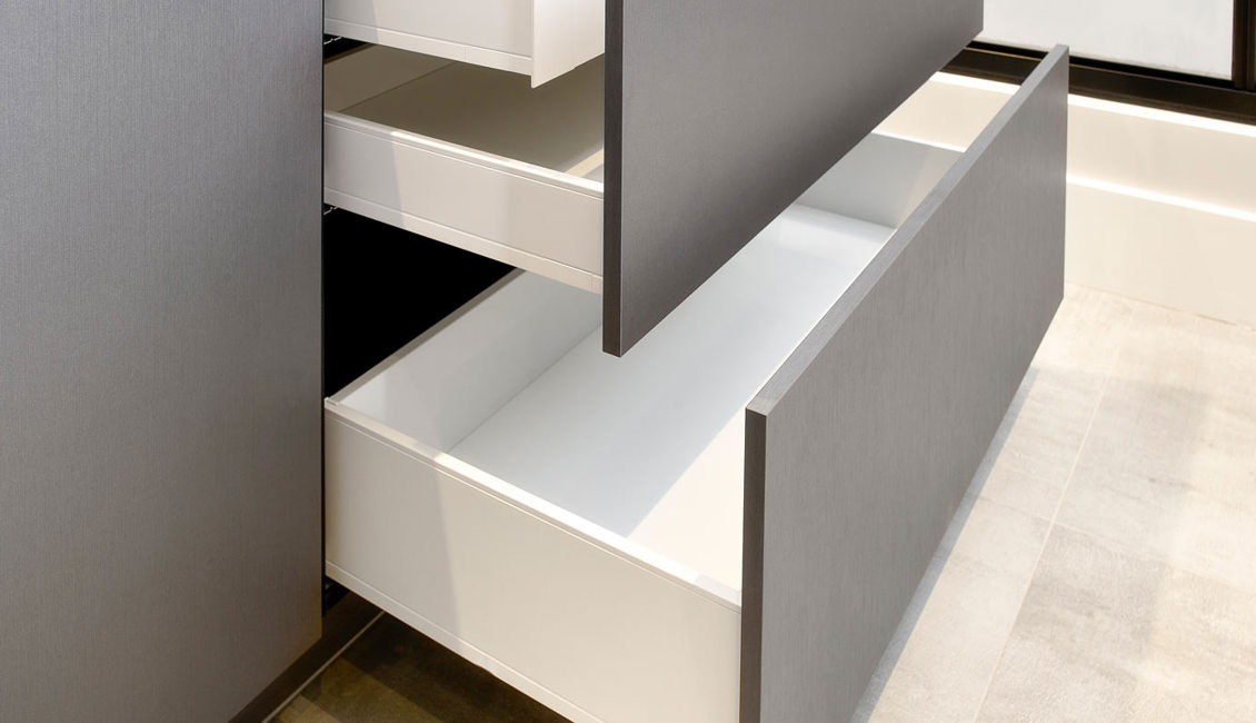 Modern antraciete keuken, brede lades
