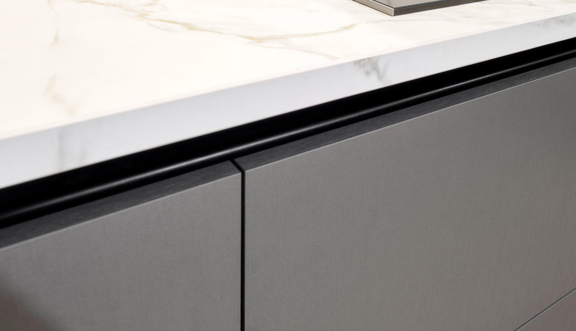 Modern antraciete keuken, greeploos
