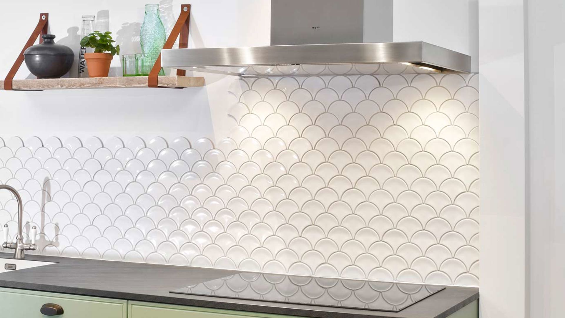Groene keuken met wit tegeltjes achterwand