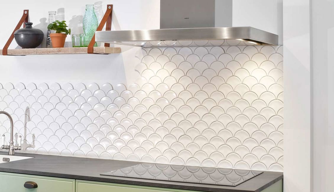 Groene keuken met wit tegeltjes achterwand