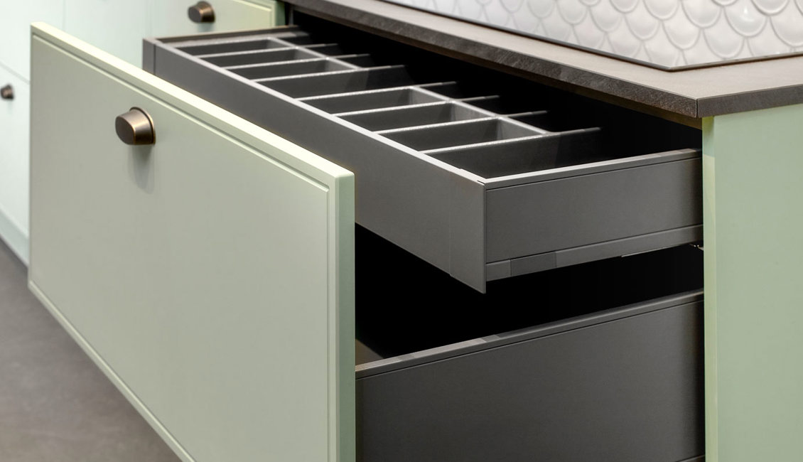 Groene keuken met binnenlades
