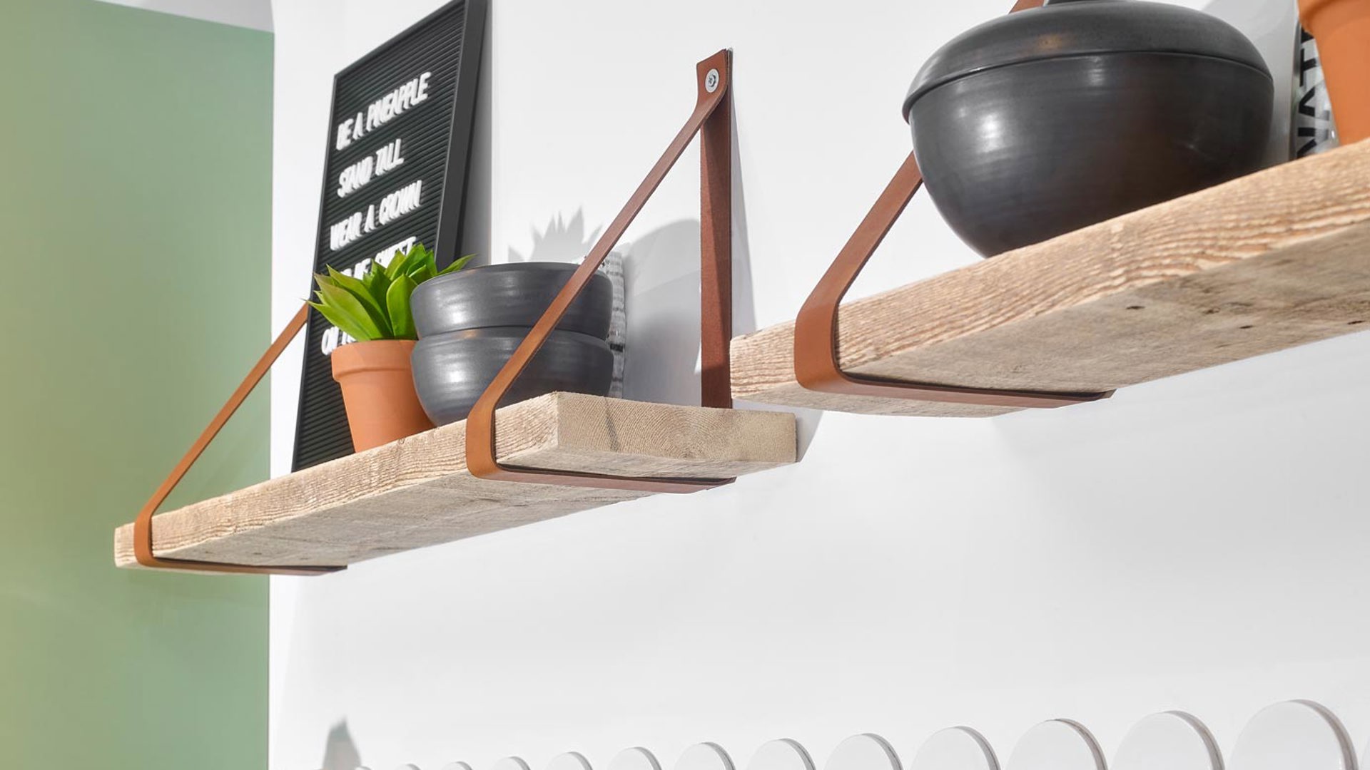 Groene keuken met trendy wandschappen van hout