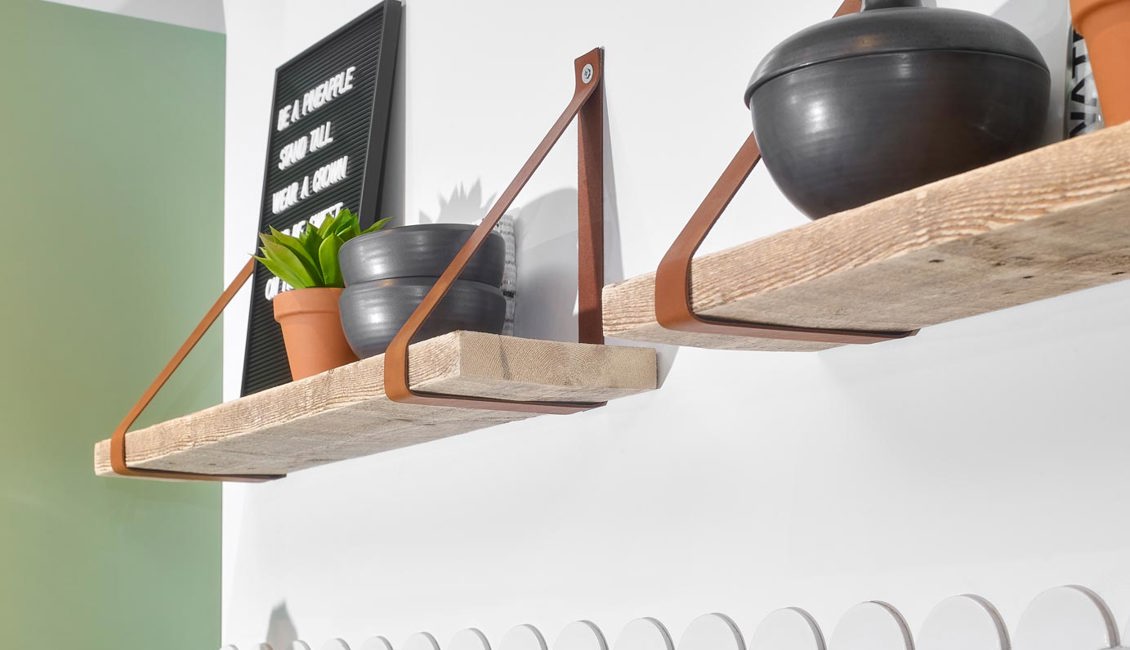 Groene keuken met trendy wandschappen van hout