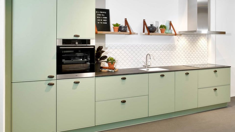 Rechte groene keuken in creatief ontwerp