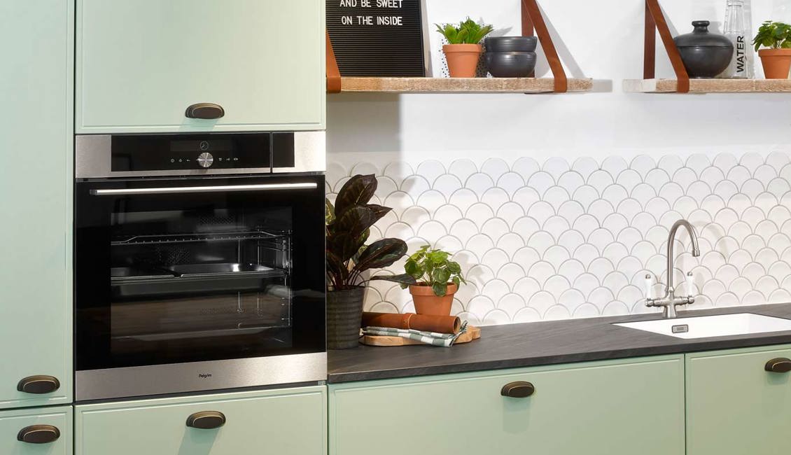 Rechte groene keuken met tijdloos ontwerp