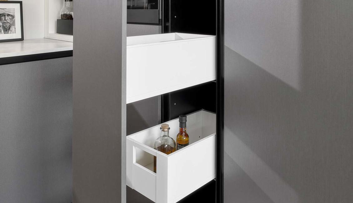 Modern antraciete keuken, apothekerslade