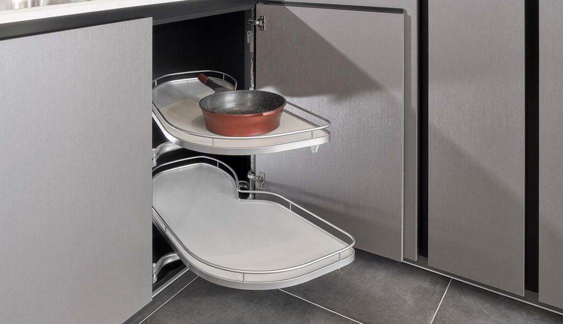 Modern antraciete keuken, hoekcarrousel