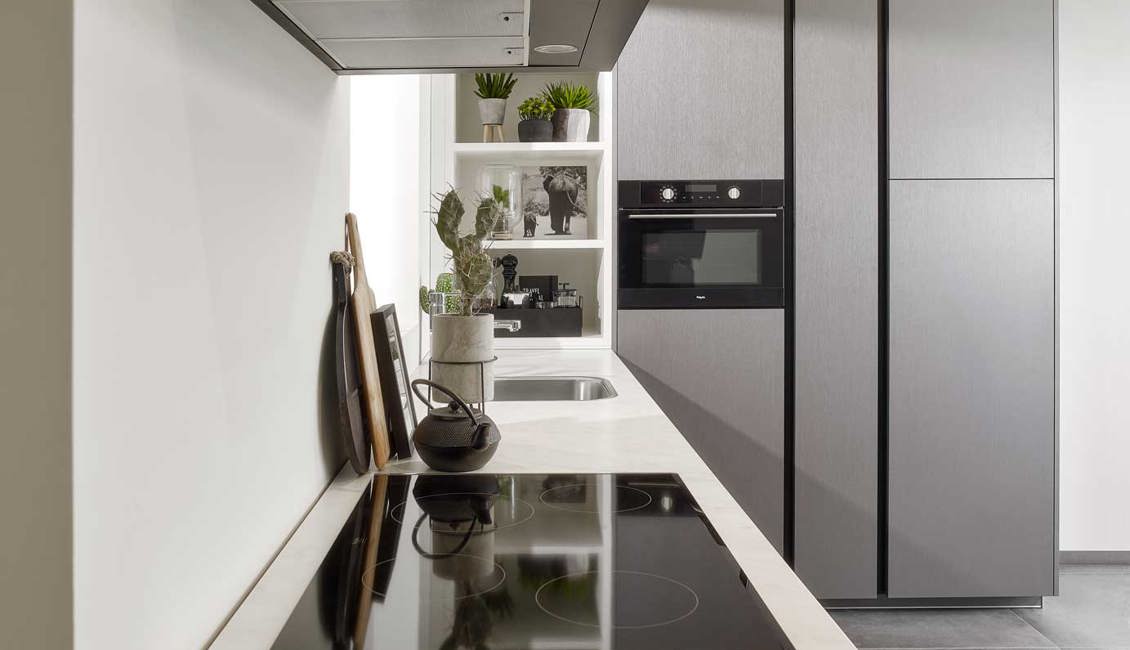 Modern antraciete keuken met inductiekookplaat