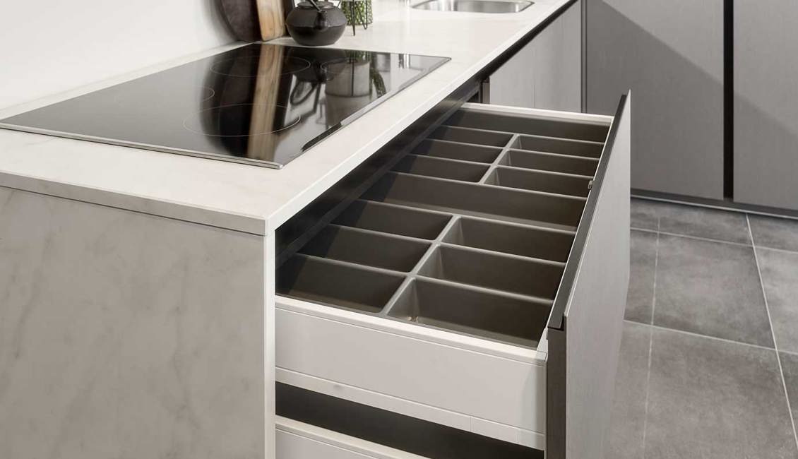 Modern antraciete keuken, lade in lade