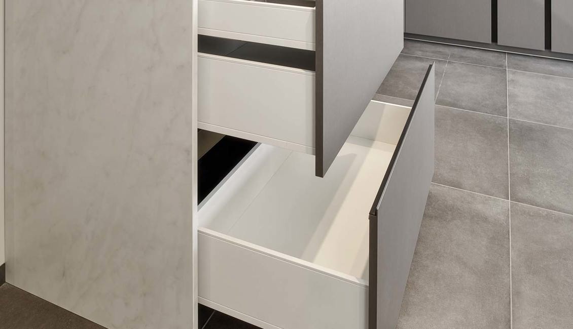 Modern antraciete keuken, brede lades