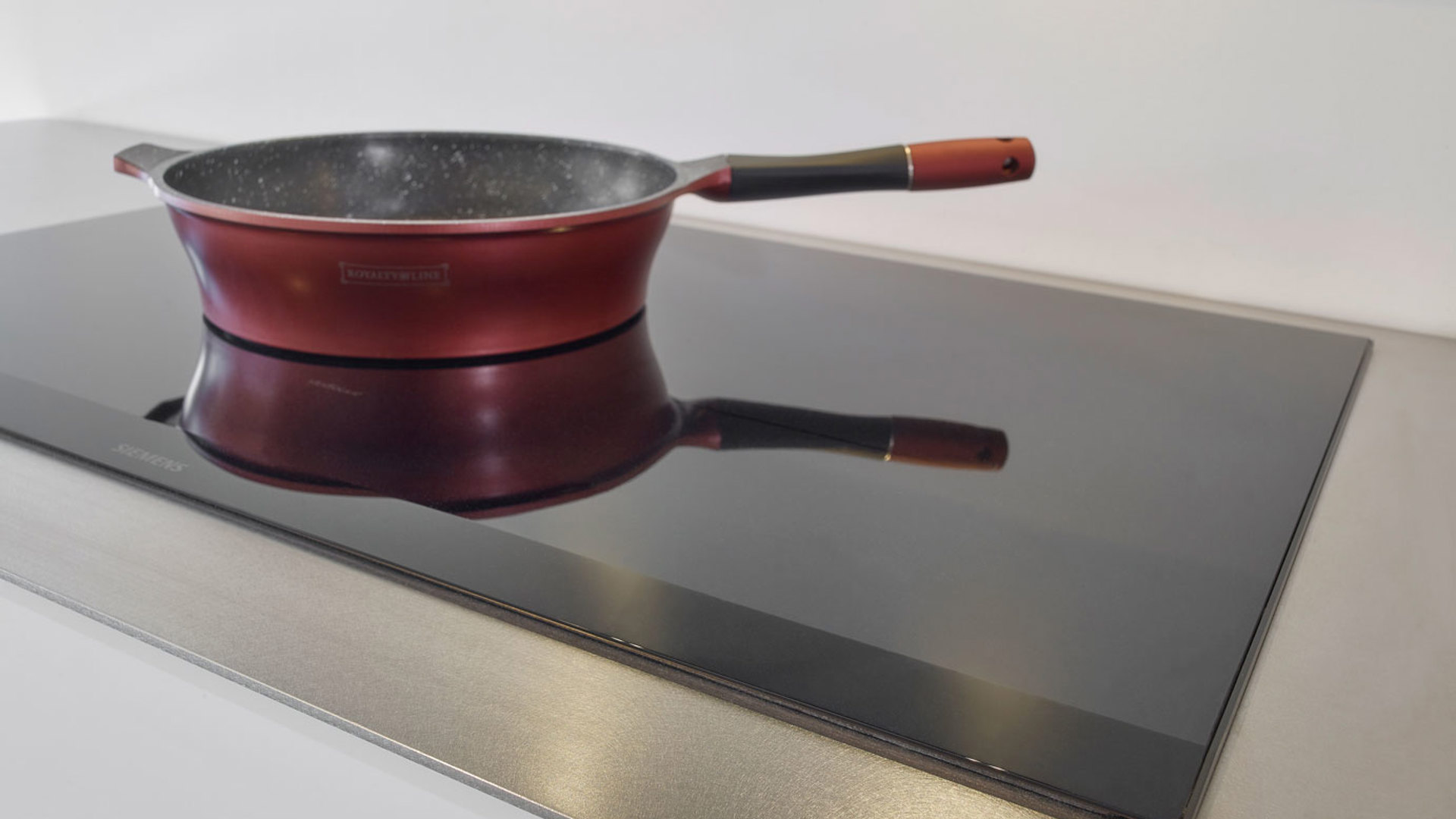 Modern slimme keuken, inductiekookplaat