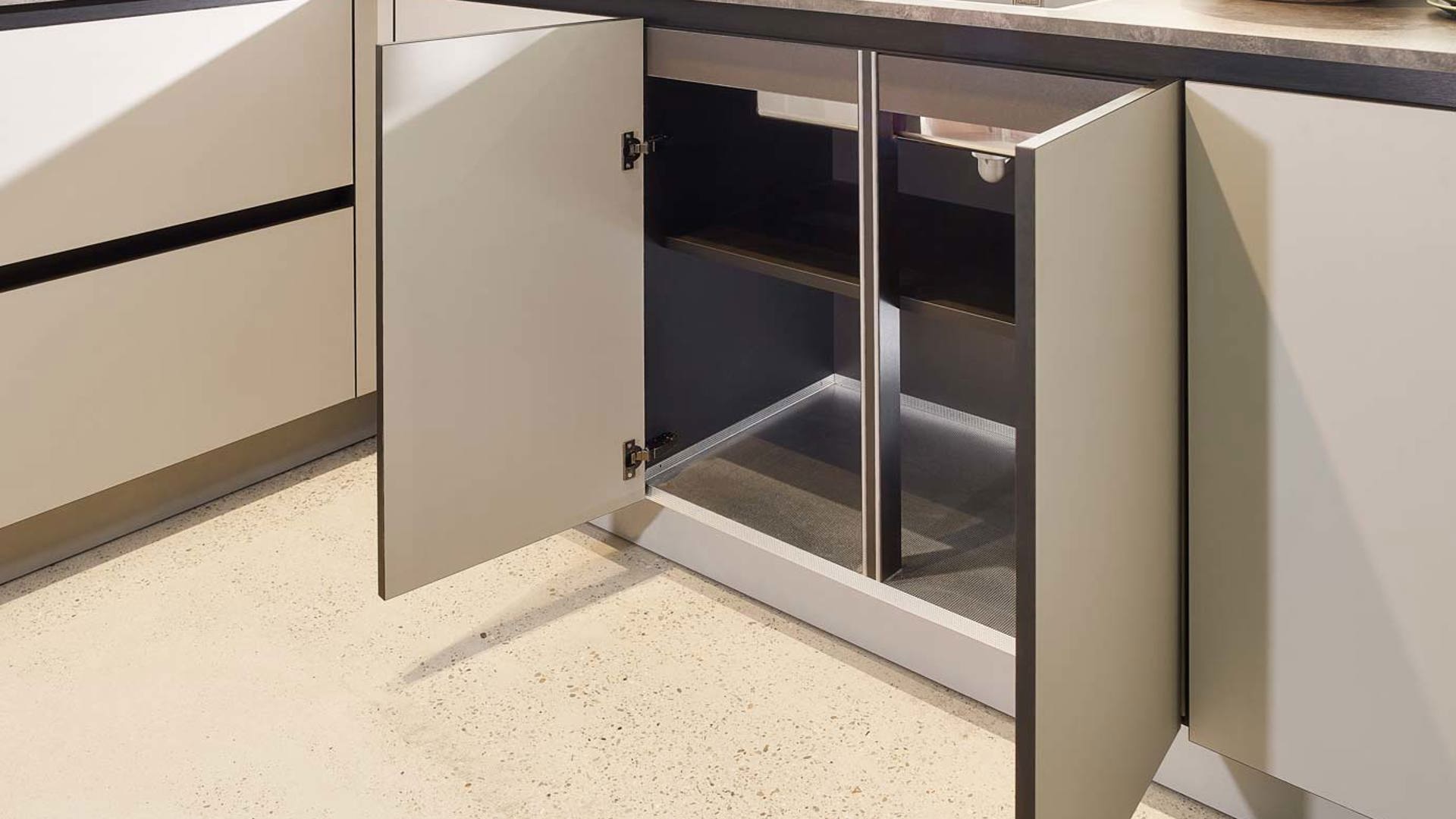 Greeploze hoekkeuken, spoelkast met aluminium bodem