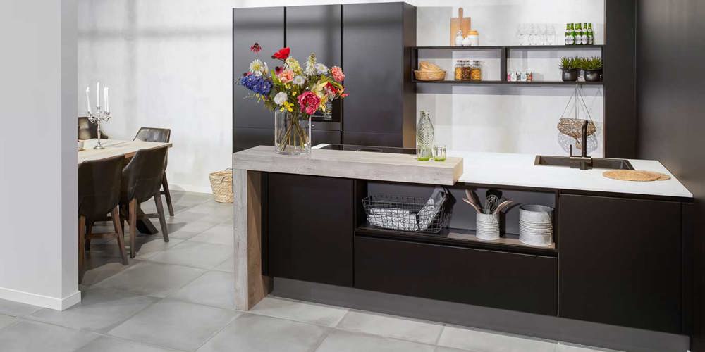 Zwarte keuken met kookeiland