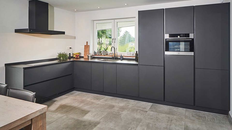 Antraciet donkere hoekkeuken in moderne stijl, met kastenwand