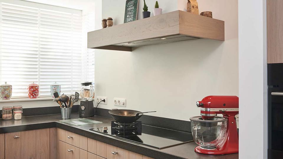 Houten hoekkeuken met inductiekookplaat
