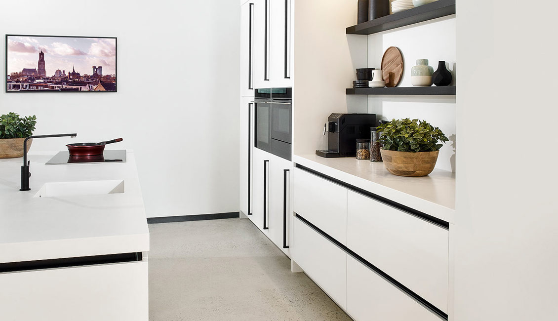 Moderne eilandkeuken ton-sur-ton