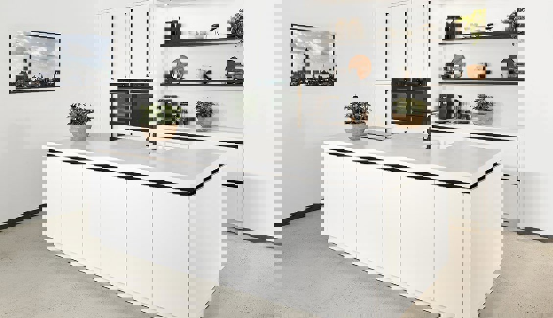 Moderne eilandkeuken wit, met greeploze fronten en ton-sur-ton kleuren
