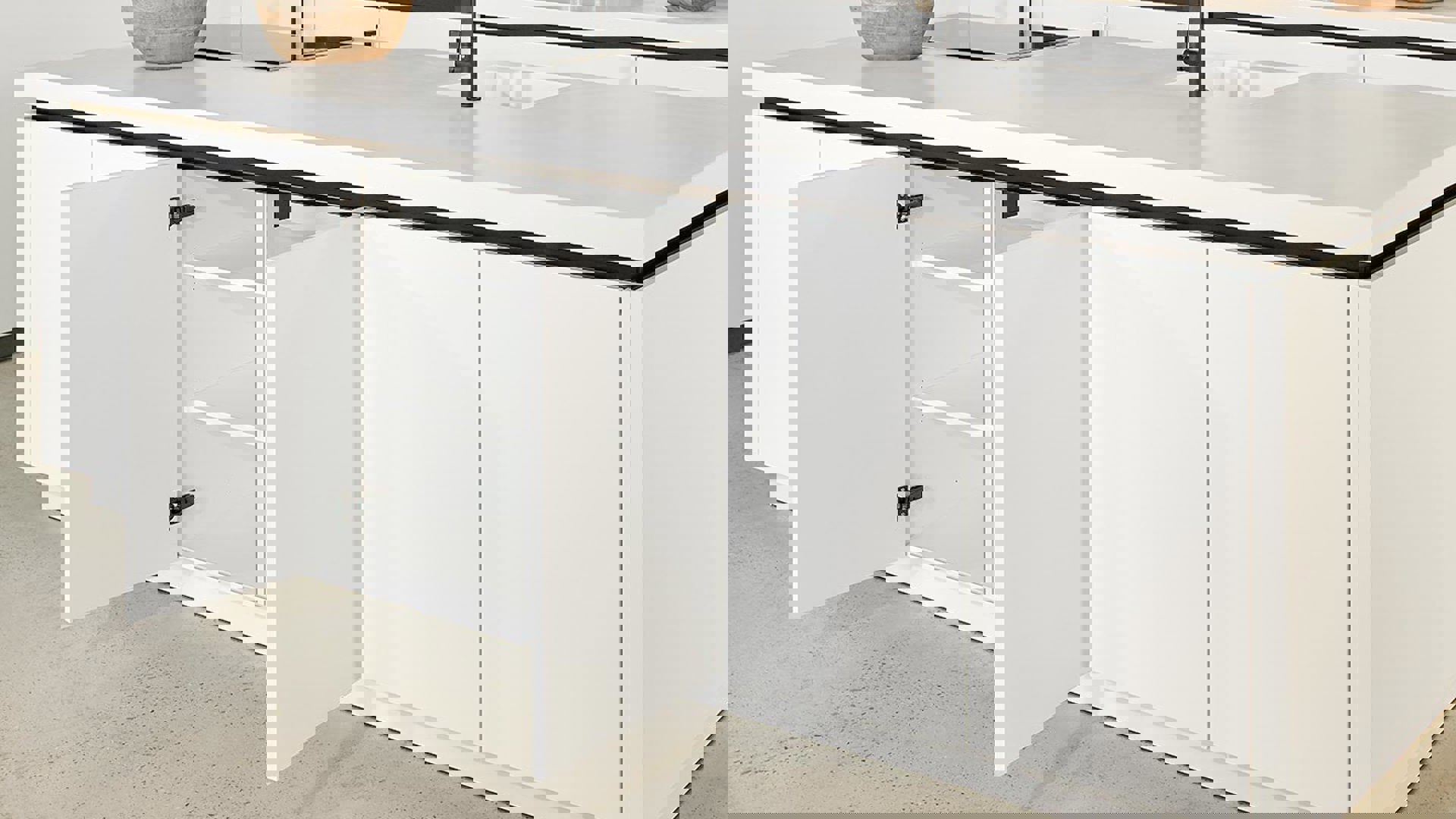 Moderne eilandkeuken wit met greeploze fronten