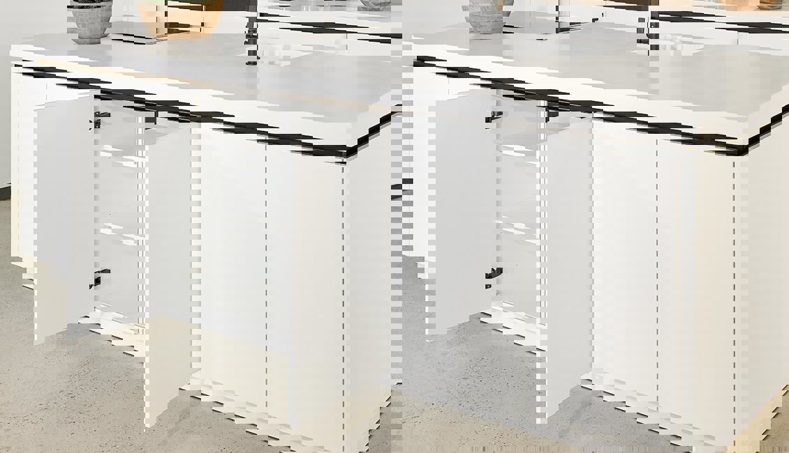Moderne eilandkeuken wit met greeploze fronten