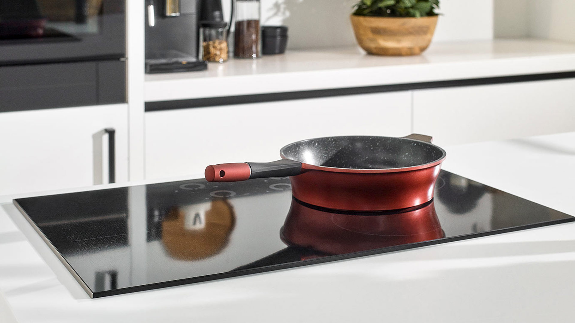 Witte keuken met zwarte inductiekookplaat