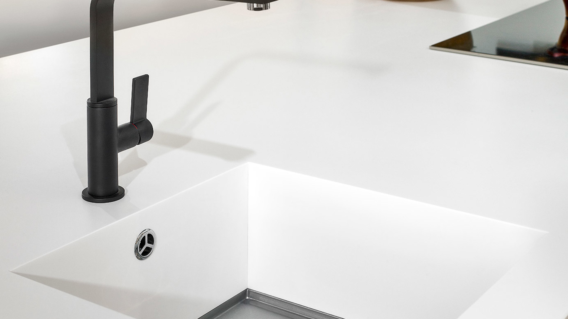 Eilandkeuken met witte spoelbak en zwarte kraan