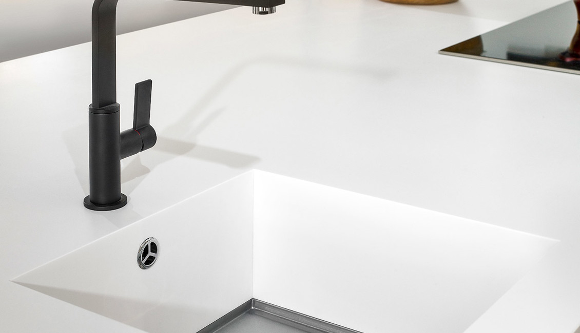 Eilandkeuken met witte spoelbak en zwarte kraan