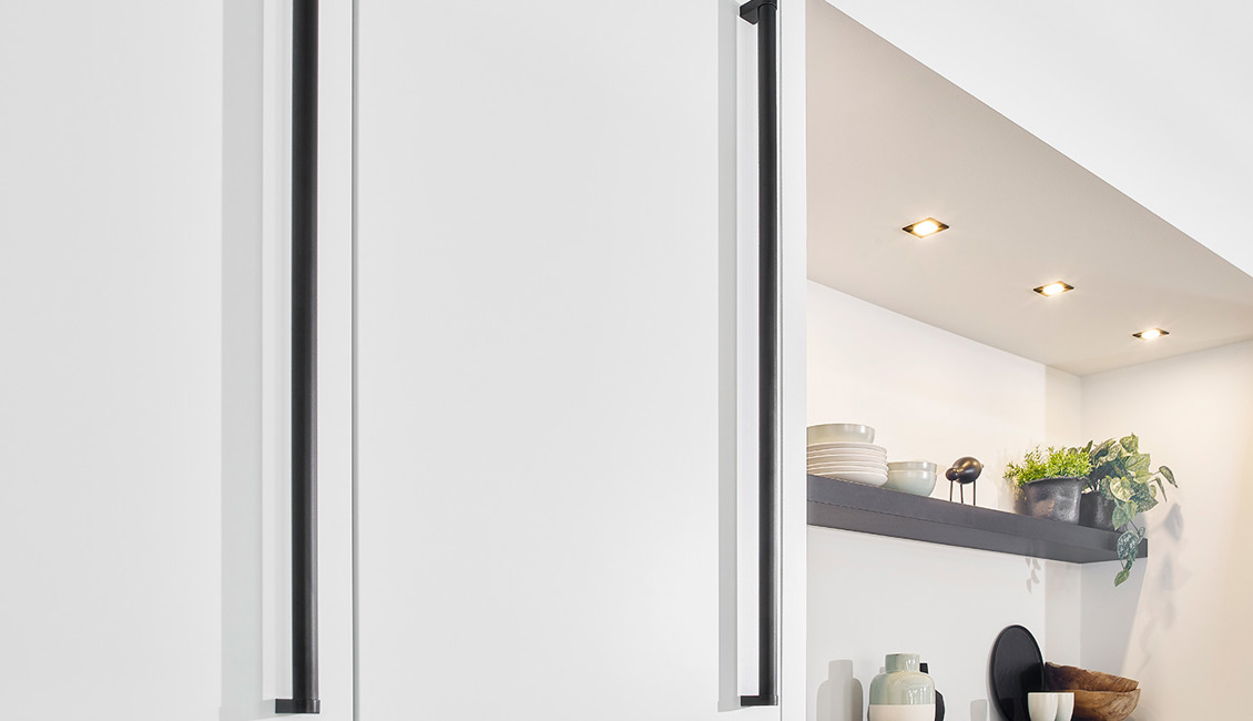 Witte keuken met stalen handgrepen in de kleur zwart