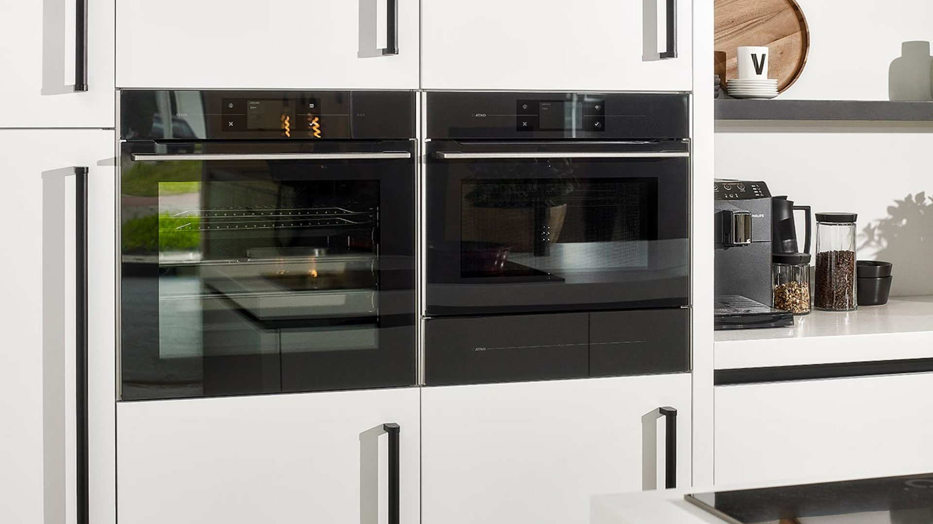 Witte keuken met zwarte apparatuur van ATAG