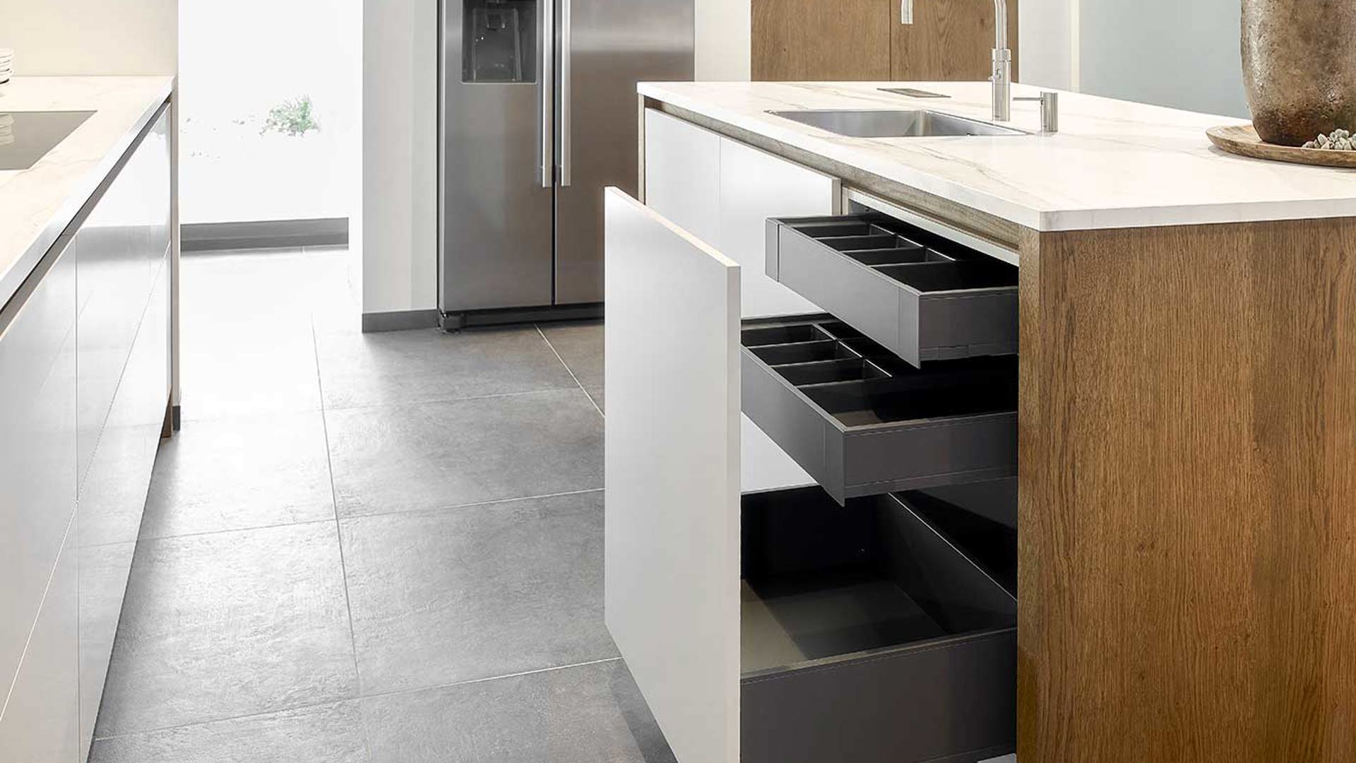 Lade in eilandkeuken met hout