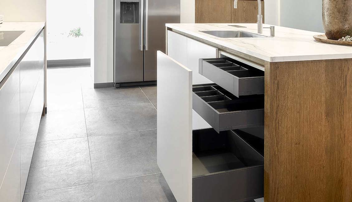Lade in eilandkeuken met hout