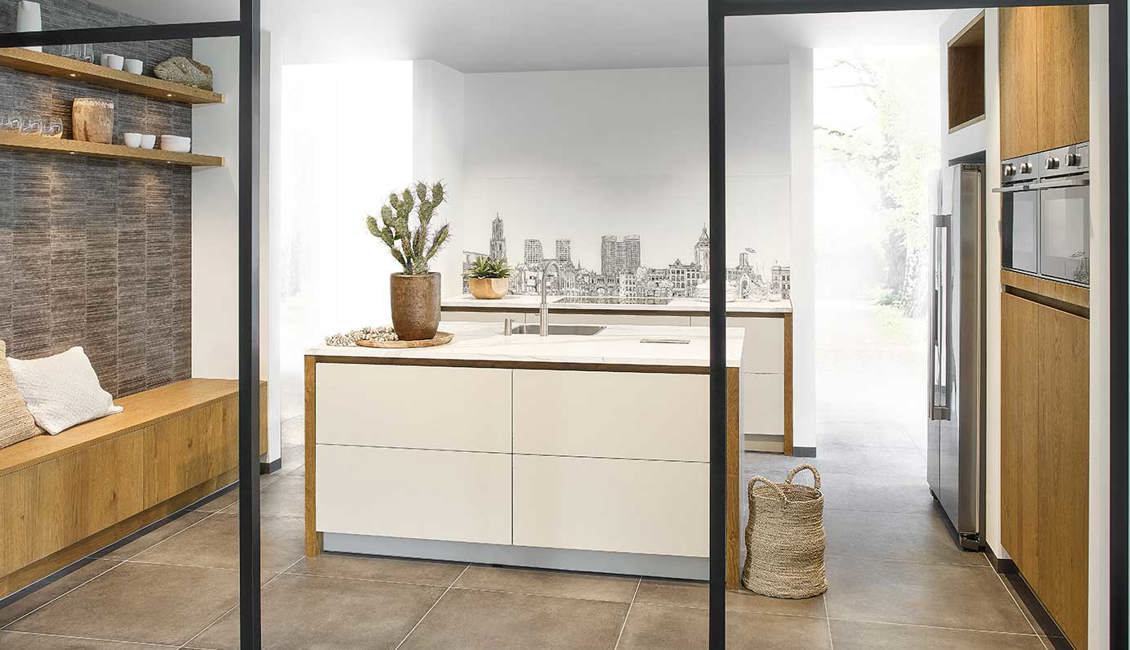 Eilandkeuken met hout en kastenwand