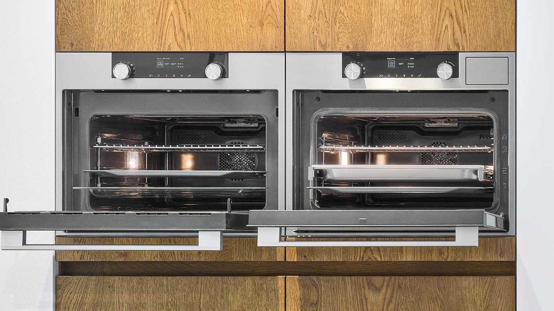 Ovens in houten kastenwand