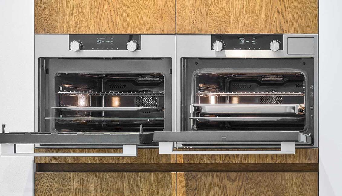 Ovens in houten kastenwand
