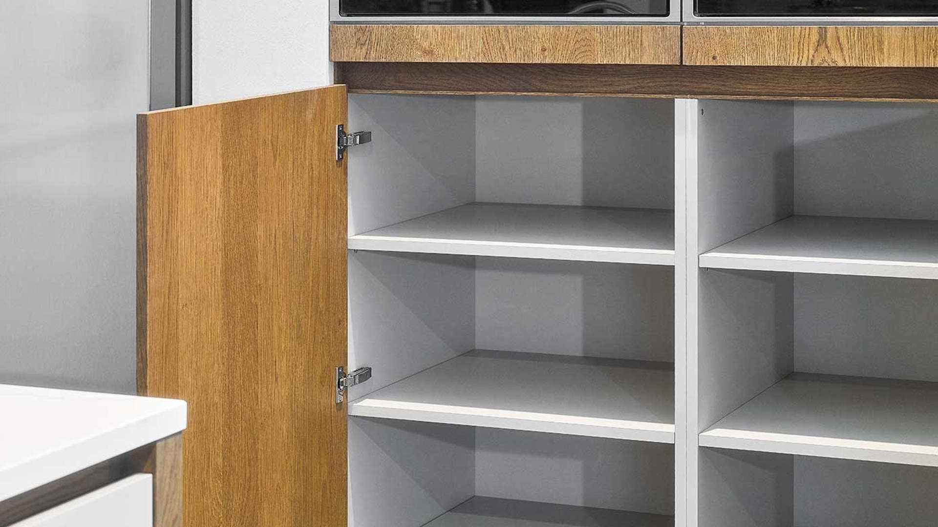 Houten kastenwand in eilandkeuken