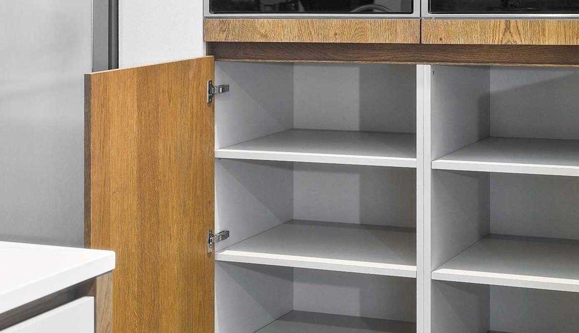 Houten kastenwand in eilandkeuken