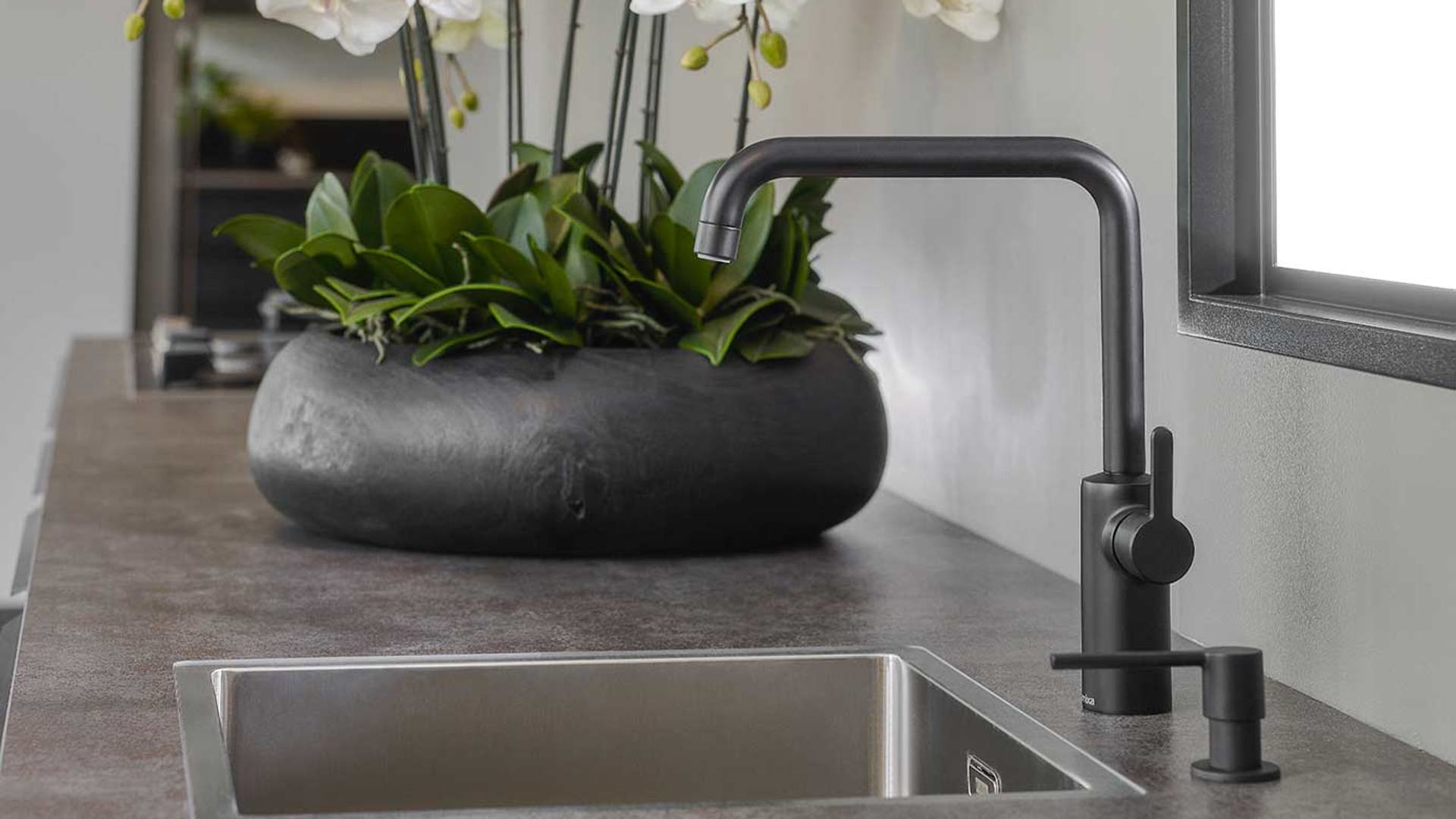 Kleine rechte keuken, spoelbak met donkergrijze kraan