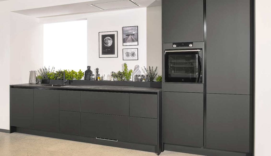 Matzwarte ton-sur-ton keuken met greeploze fronten in modern design