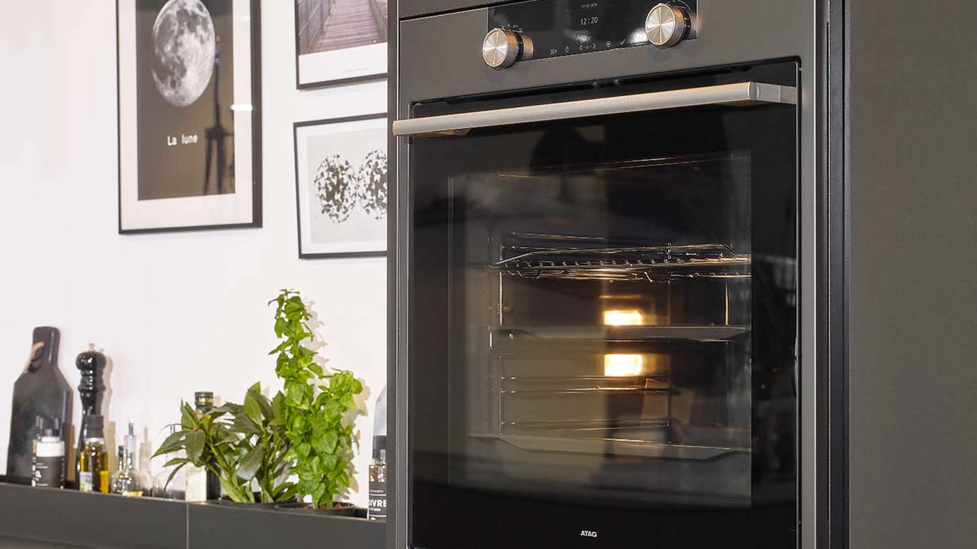 Matzwarte ton-sur-ton keuken met multifunctionele oven van ATAG in antraciet kleur