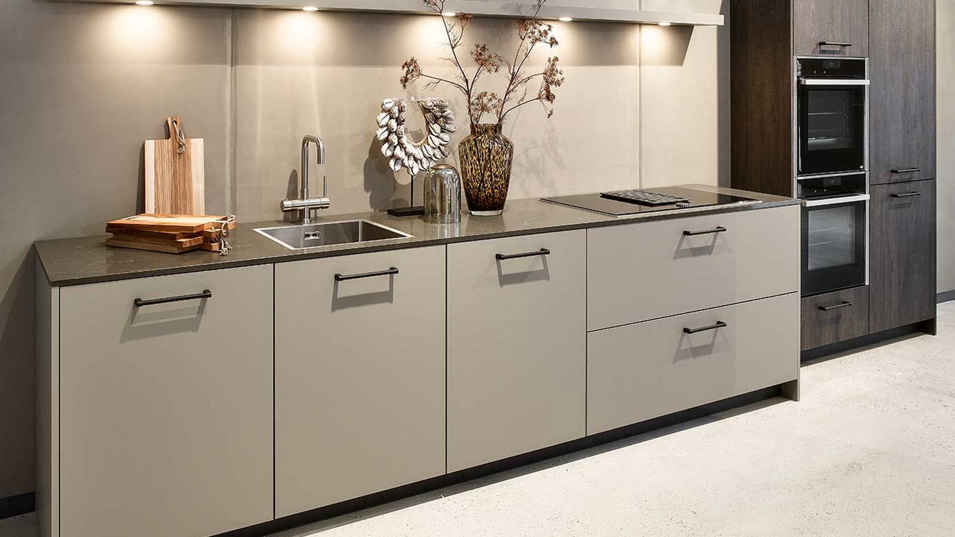 Moderne rechte keuken met kastenwand en losse kasten
