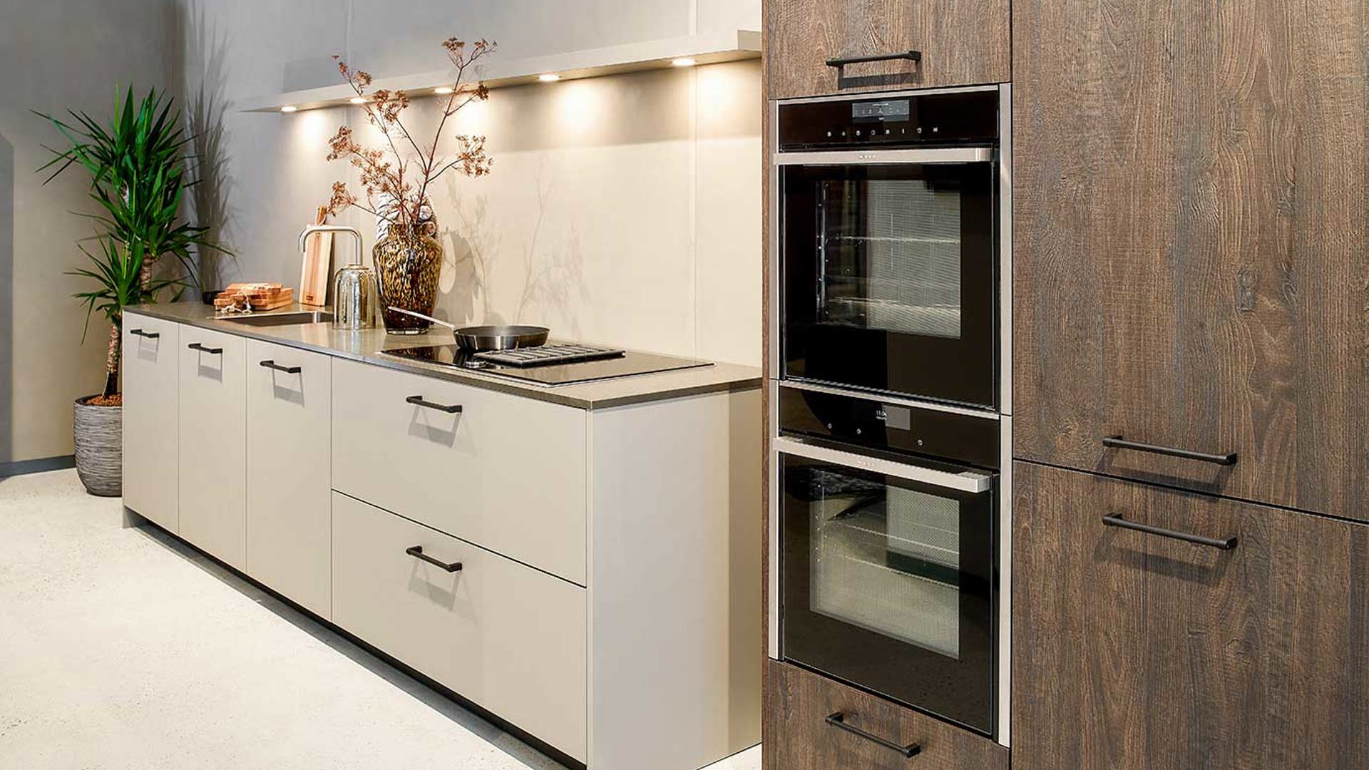 Moderne rechte keuken met houten kastenwand, compleet uitgerust met NEFF apparatuur