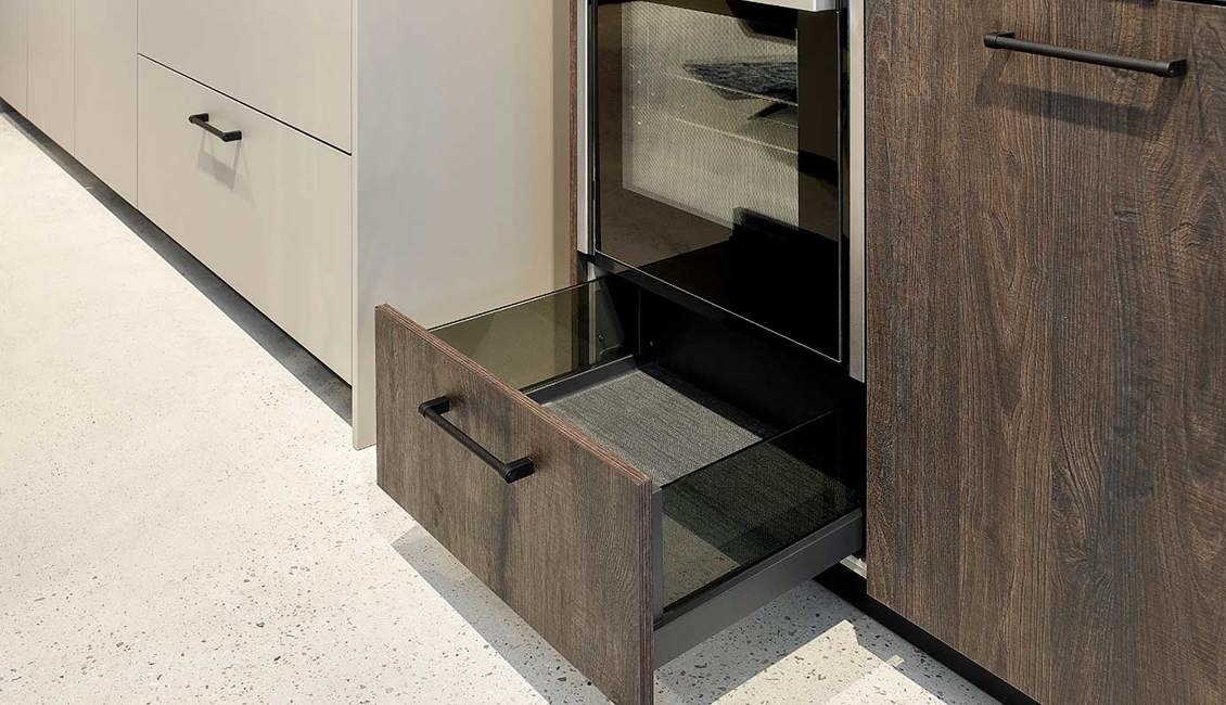 Rechte keuken met kastenwand, voorzien van luxe lades van ons merk Excellentic