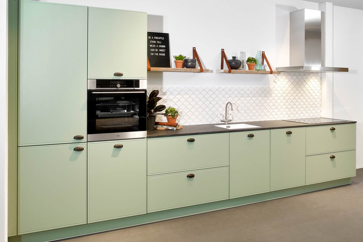 Rechte groene keuken in tijdloos ontwerp